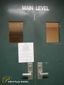 BA1_doorswithsign0186