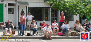 BA46_0085curbsidecrowd