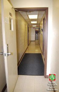 BA10_0113crampedhallway