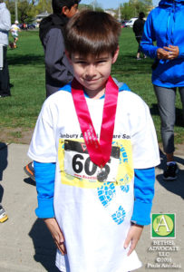 BA80_0147childwithmedal