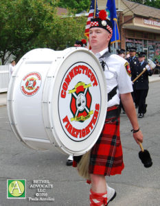 BA166_0410pipesanddrums5