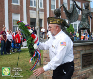 BA33_0494wreathpostcommander