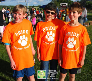 BA15_0899threeboysorangeshirtspride