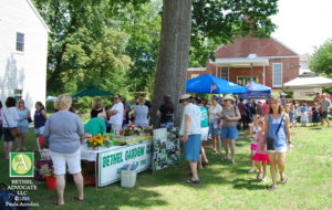 BA51_1001librarylawncrowd