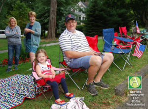 ba72_0041familywithflagchairs