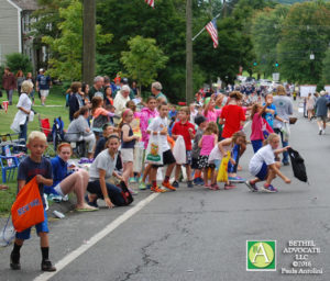 ba89_0249childrenrunningforcandy