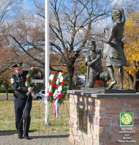 ba16_0530a_policecchieffinchwreathcarry