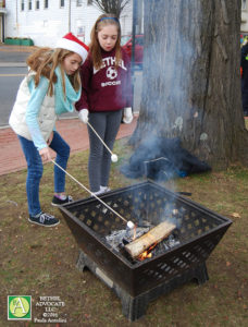 ba51_0782twogirlstoastmarshmellows