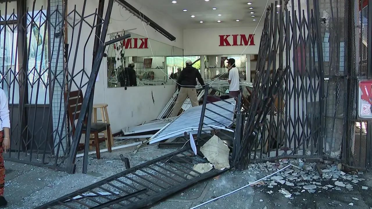 Suspects Use Vehicle to Smash into Oakland Jewelry Store, Flee with Items