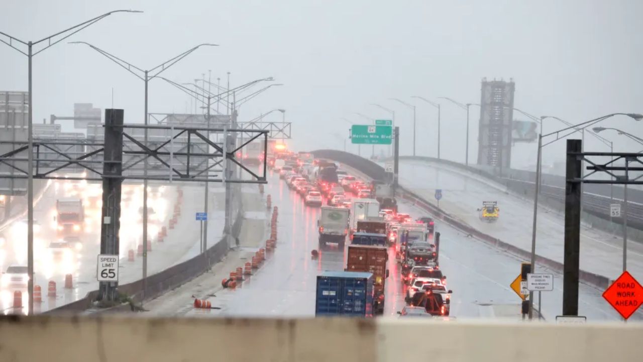Roads Flooded and Flights Delayed as Storms Slam South Florida; 6 Inches of Rain of Dumped