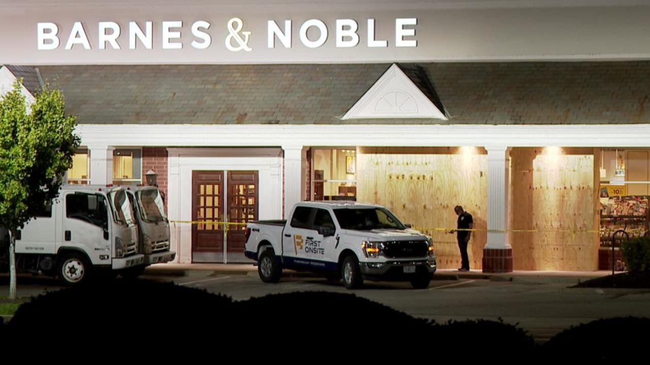 Car Slams Through Barnes & Noble in Ladue; 1 Killed, 2 Hurt