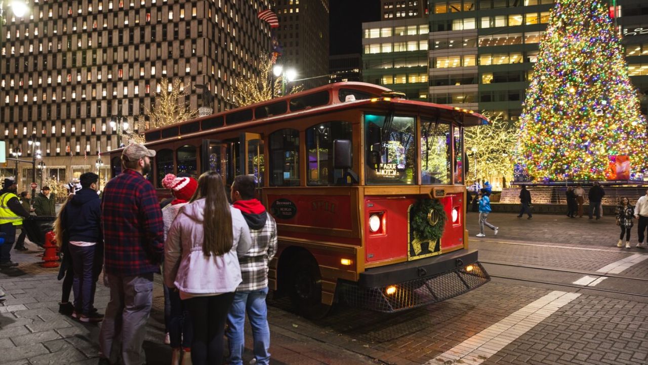 Downtown Detroit Kicks Off Christmas with Perfect Weather; Cold Weekend on the Way