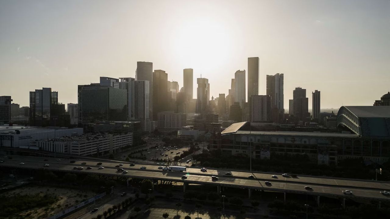Houston Breaks All-Time Heat Record as Rare November Heatwave Grips South