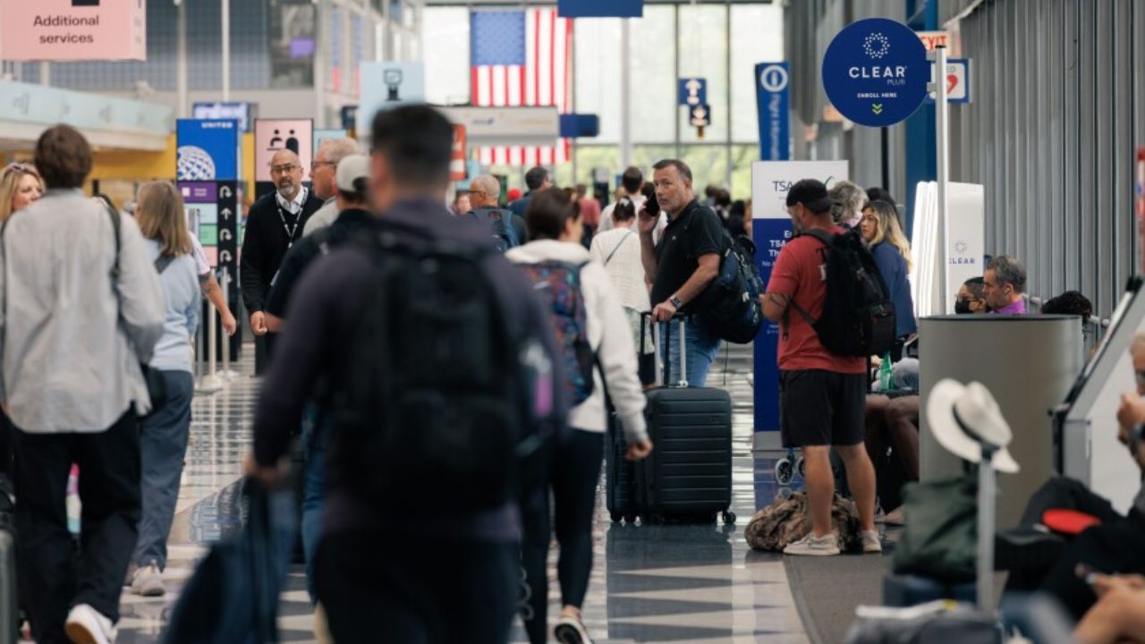 Illinois Braces for Thanksgiving Chaos Midwest Storm Could Bring Snow, Rain, and Airport Delays (1)