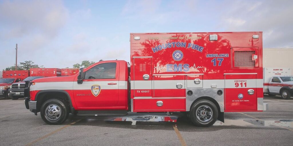 Construction Worker Dead after Heavy Beams Collapse during Loading Operation in Houston (1)