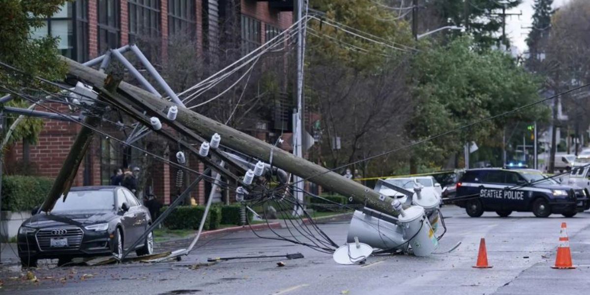 High Wind Warning Issued for Seattle on Christmas Eve as Damaging Gusts Target Western Washington
