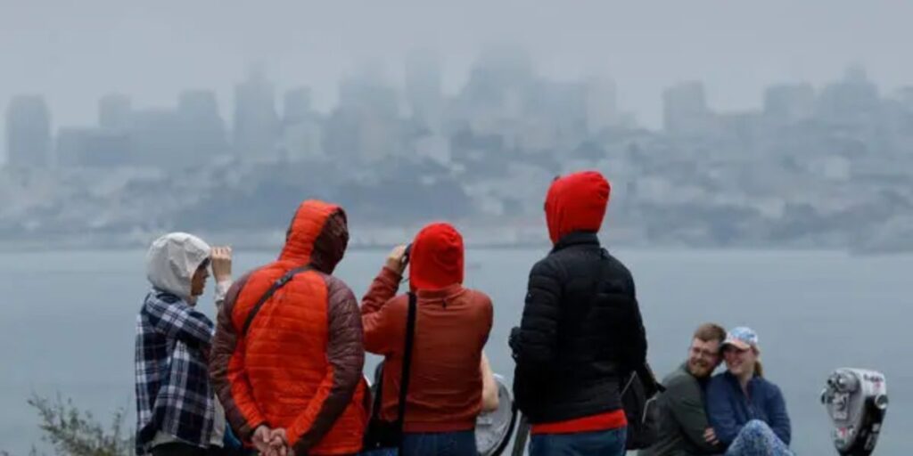 Powerful Santa Ana Winds Bring Freezing Mornings, Hazardous Gusts to Southern California (1)