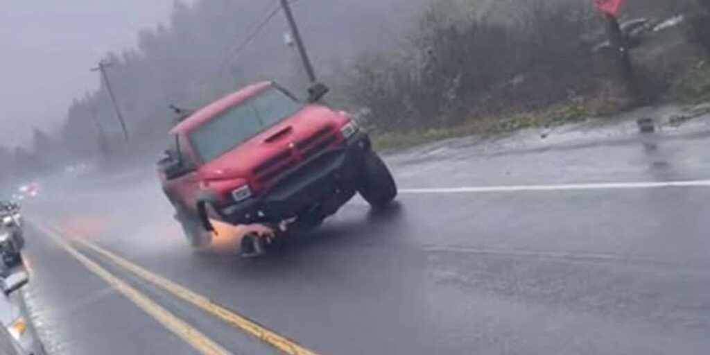 Wanted Man Arrested after High-Speed Chase on Oregon Coast, Construction Workers Help Subdue Suspect (1)