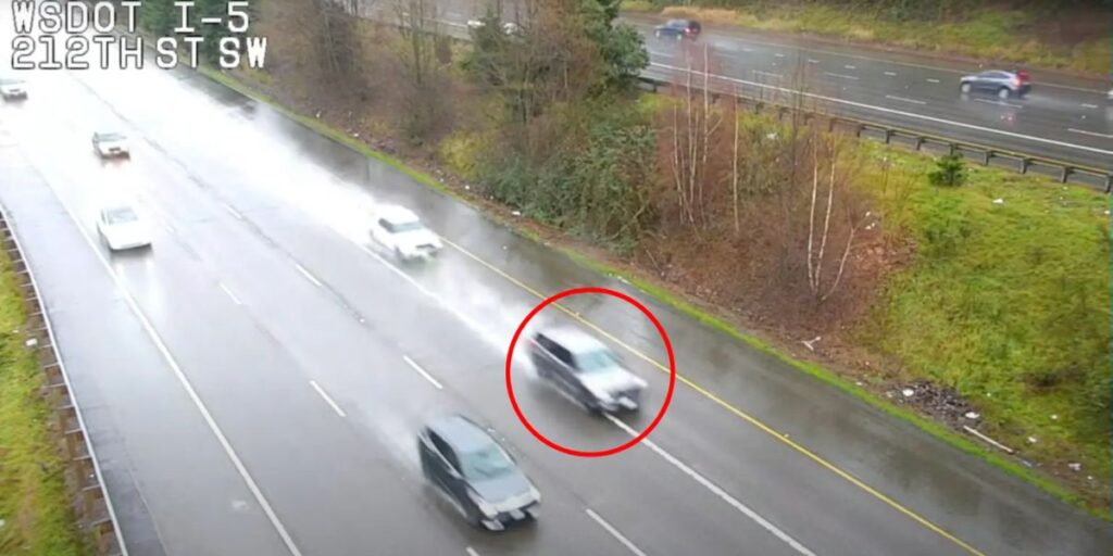 Washington Man Arrested after Hijacking Patrol Car, Dragging Lieutenant on Seattle Freeway (1)